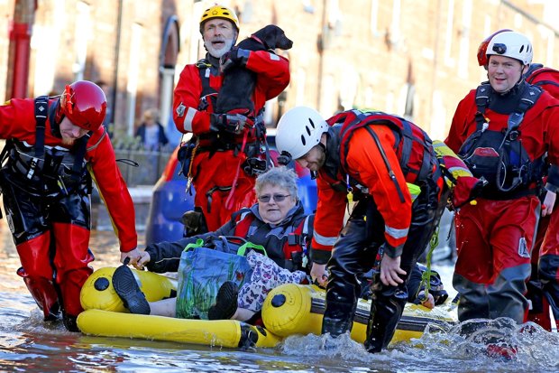 Valvole di gonfiaggio Leafield Marine mostrate sulle attrezzature di emergenza utilizzate nelle inondazioni in Cumbria